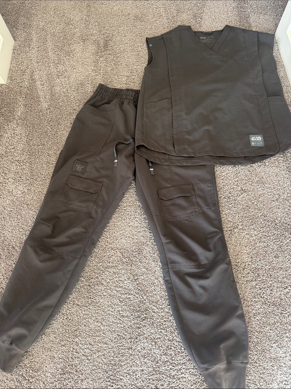 Figs Women's Cargo Scrub Joggers Set